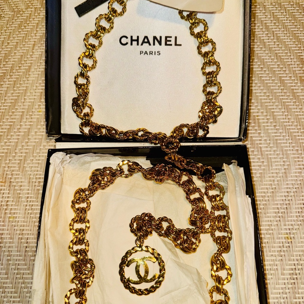 CHANEL 1985 Vintage CC Chain Belt Gold Medallion Karl Lagerfeld Era RARE w/ Box
